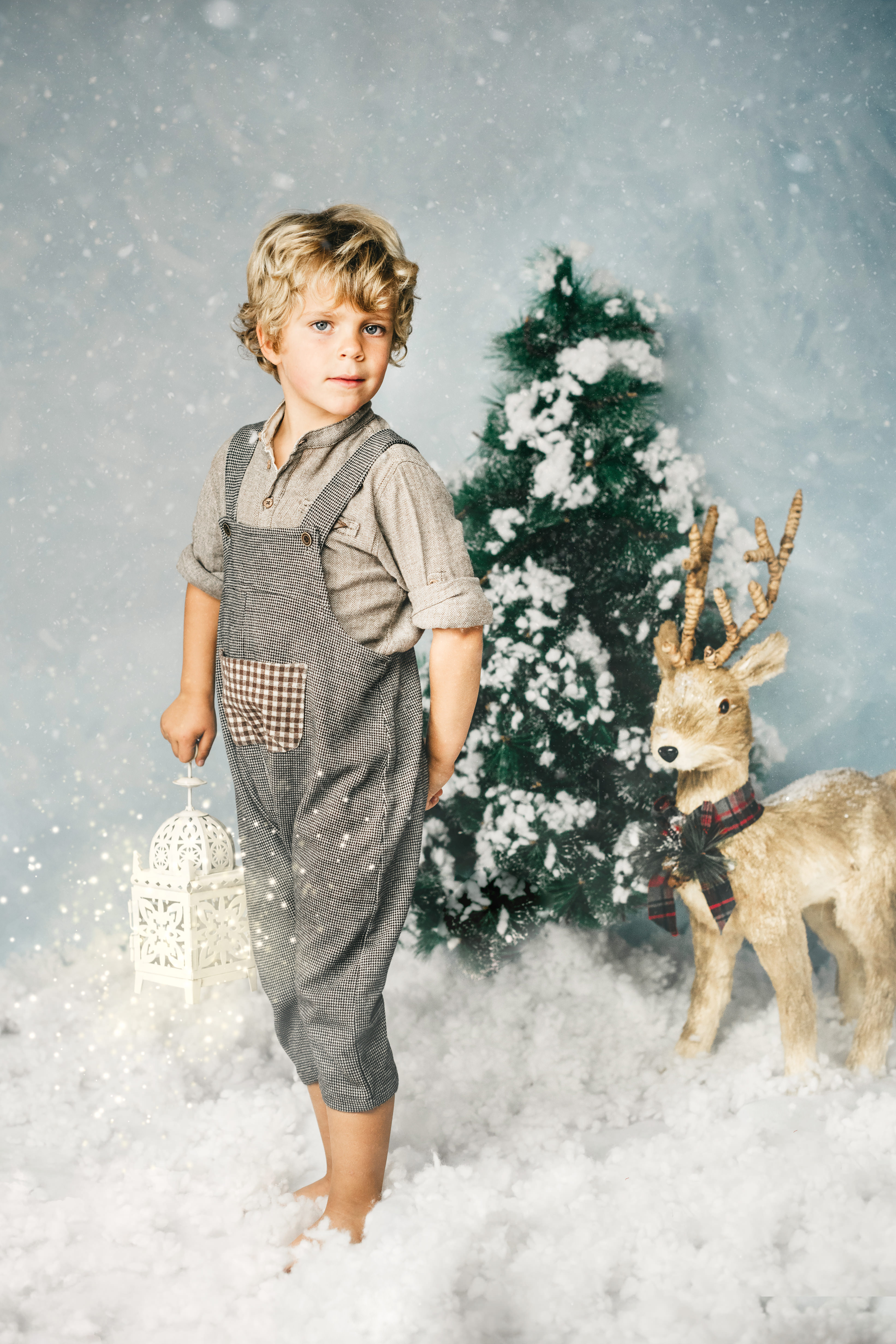 navidad-fotos-fotografia-Huesca-fotografo-sesion-navideña-niños-infantil-reno-nieve-bosque (11)