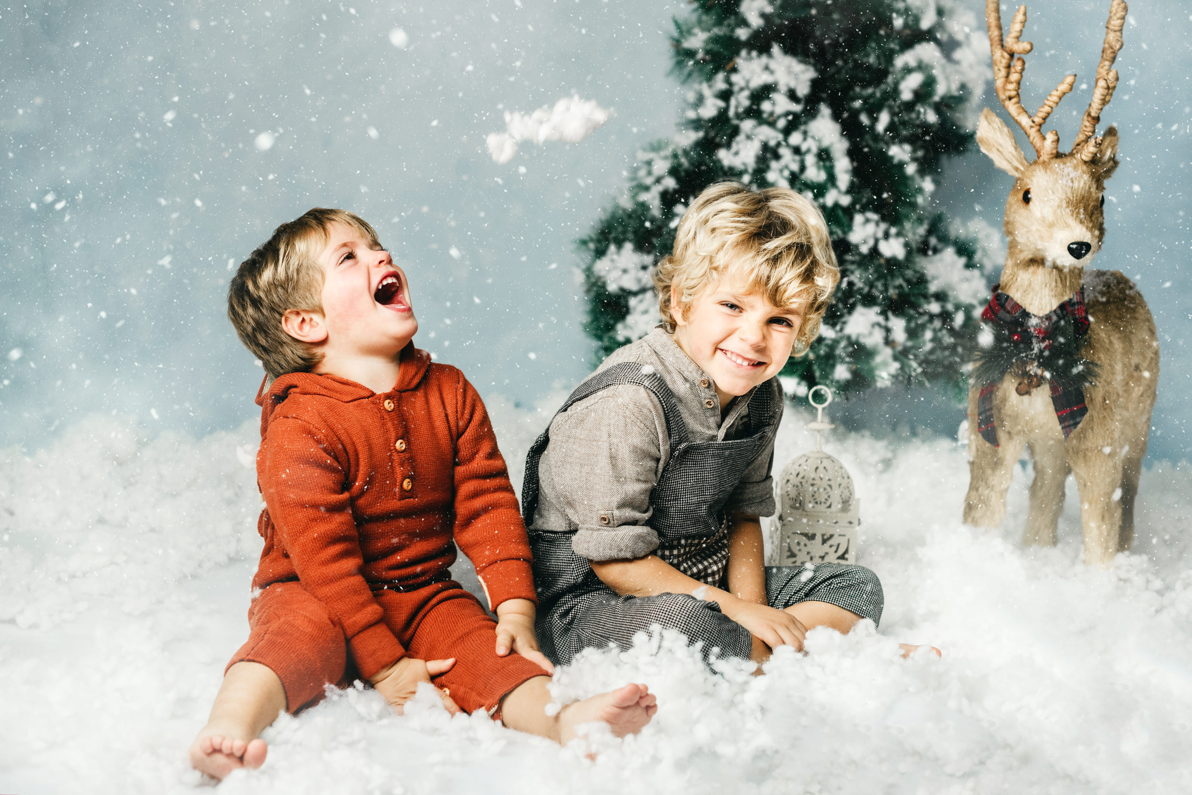 navidad-fotos-fotografia-Huesca-fotografo-sesion-navideña-niños-infantil-reno-nieve-bosque (14)