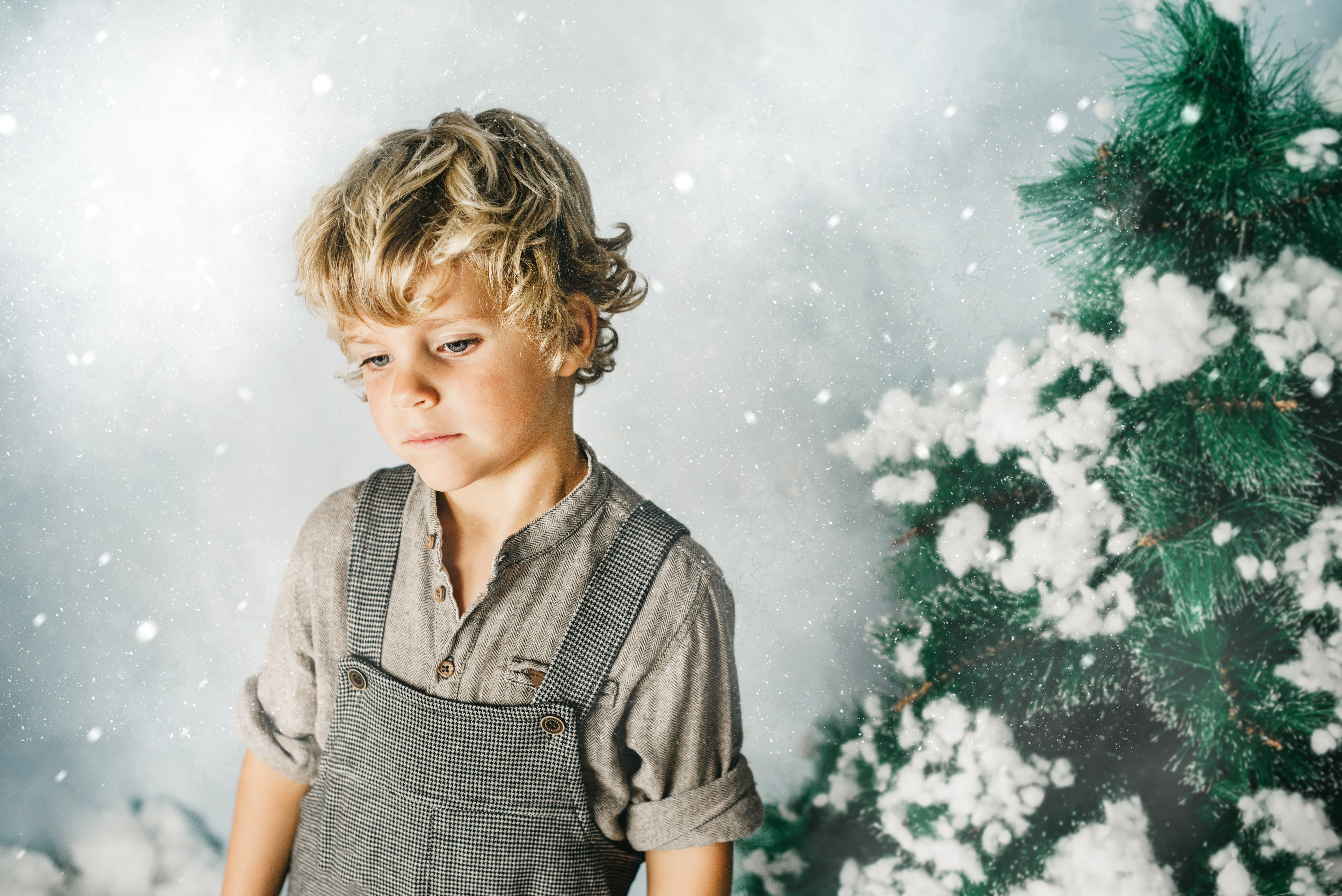 navidad-fotos-fotografia-Huesca-fotografo-sesion-navideña-niños-infantil-reno-nieve-bosque (3)