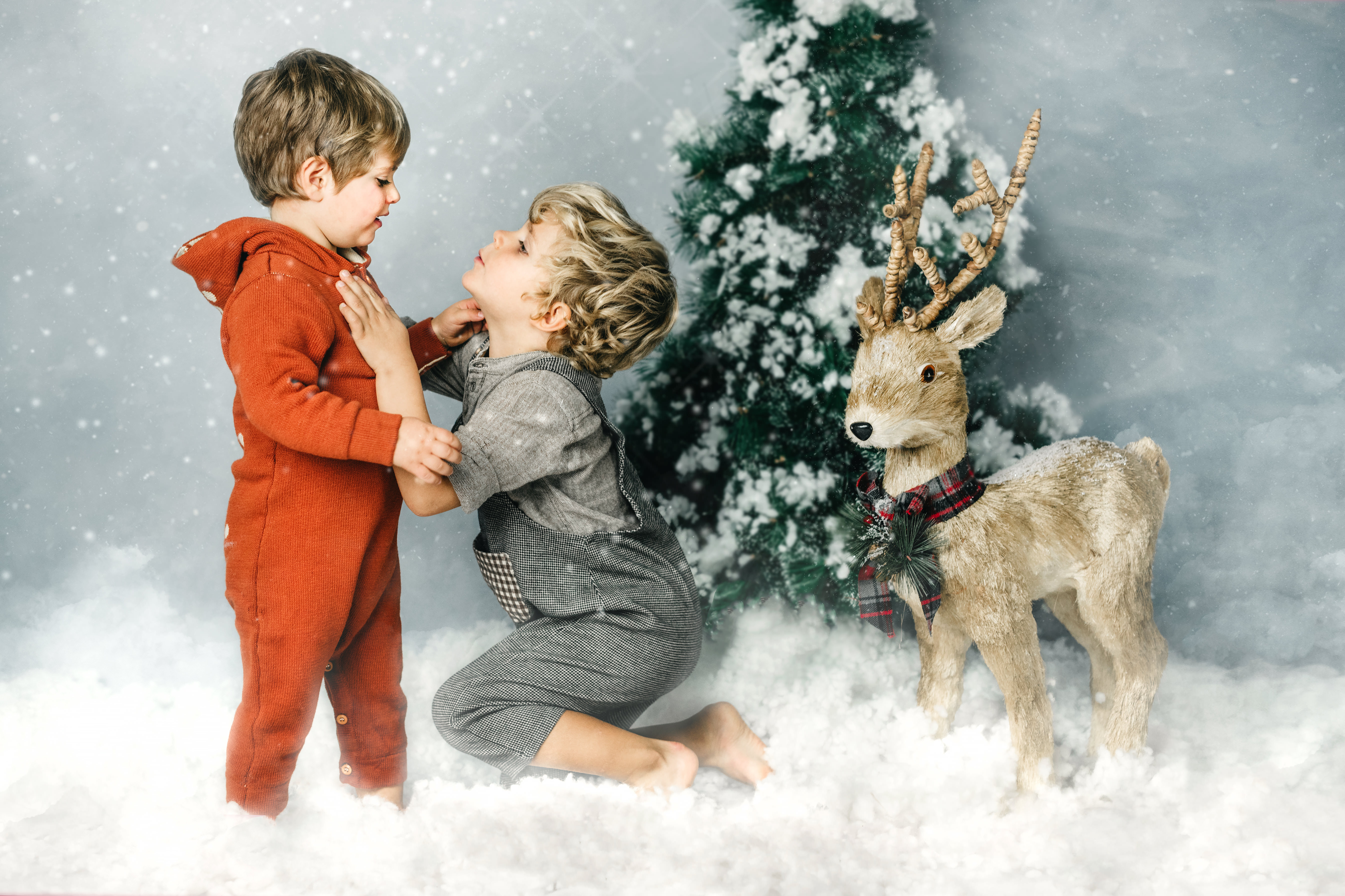 navidad-fotos-fotografia-Huesca-fotografo-sesion-navideña-niños-infantil-reno-nieve-bosque (5)