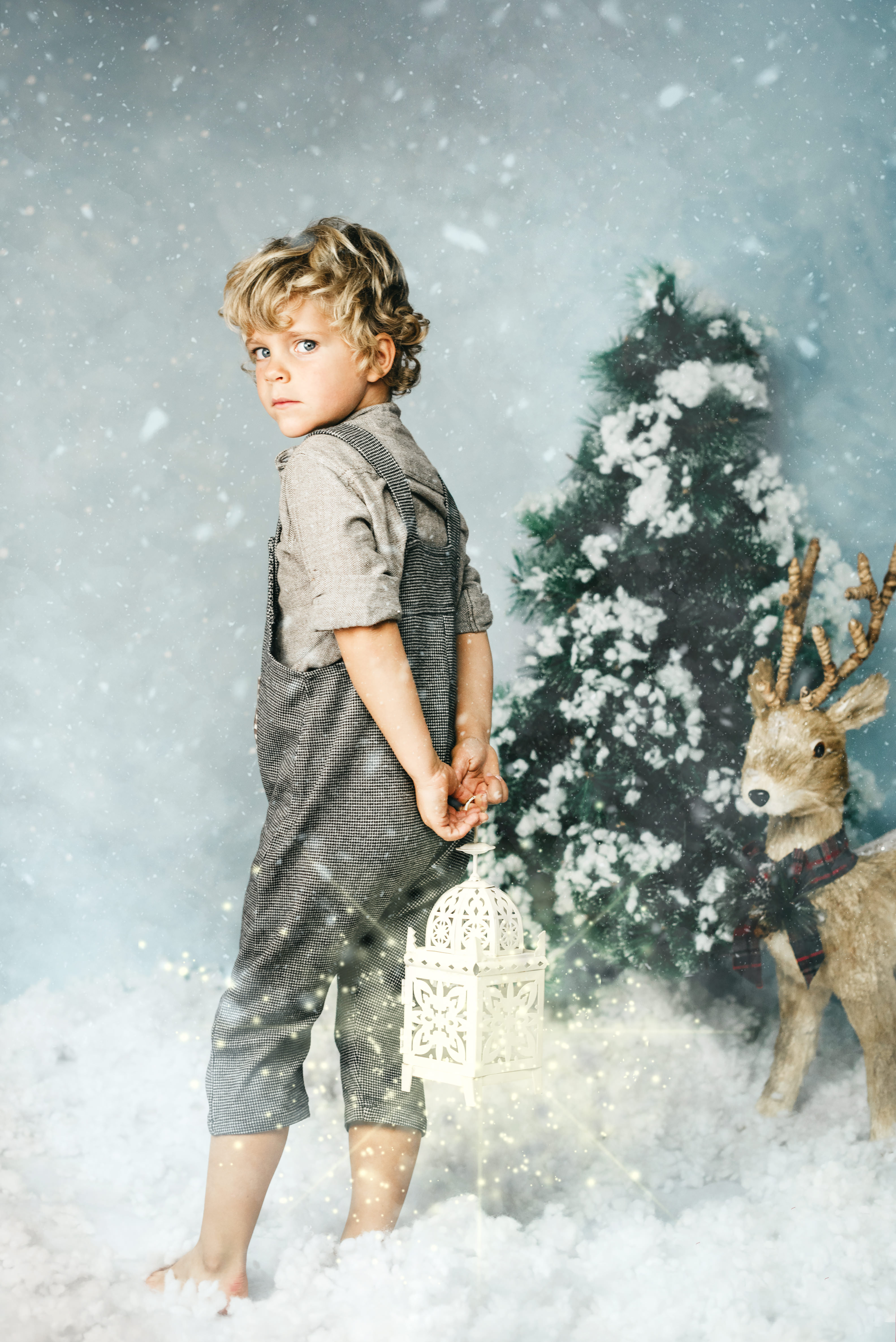 navidad-fotos-fotografia-Huesca-fotografo-sesion-navideña-niños-infantil-reno-nieve-bosque (9)